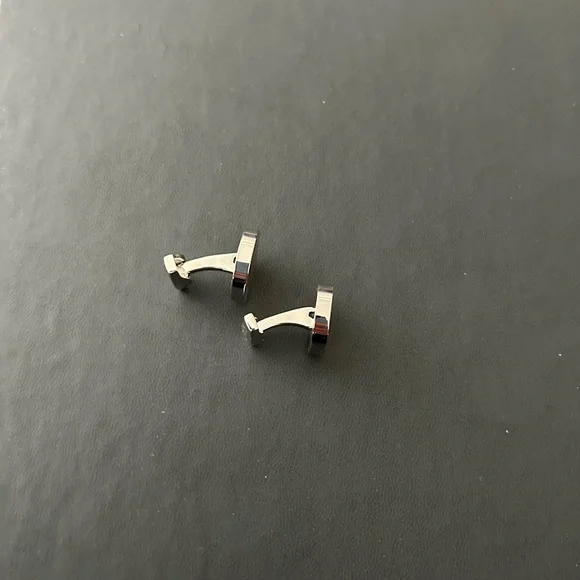Cuff links stainless steel stamped HERMES it’s not authentic - Picture 2 of 5